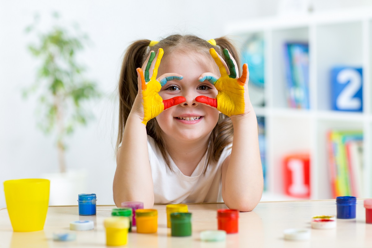 Kid with paint on her hands