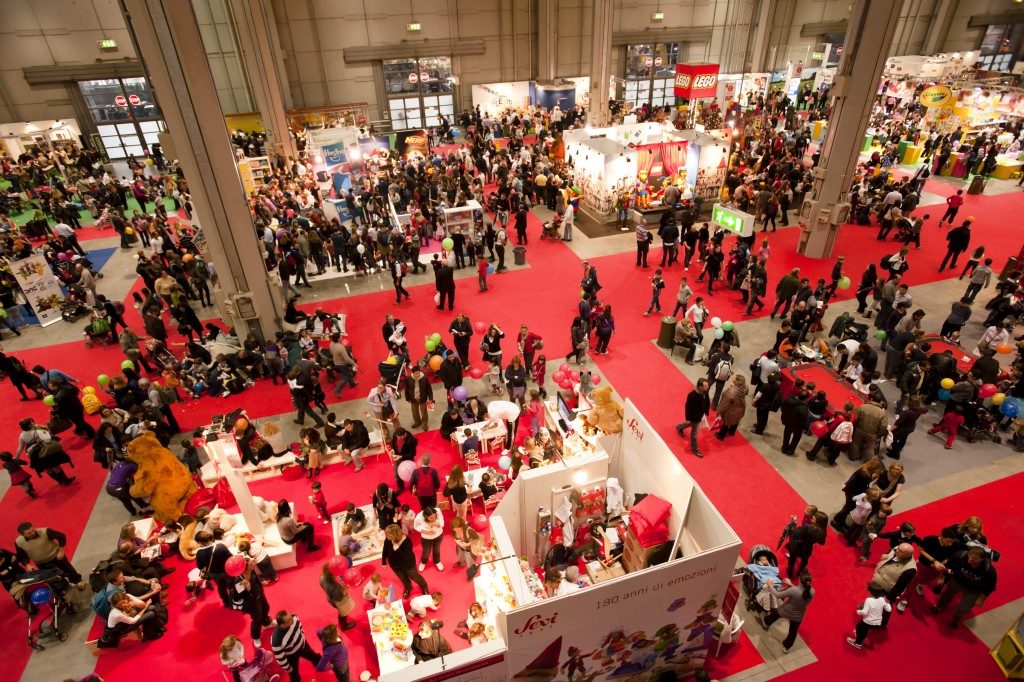 pack of people attending a trade show in aerial view