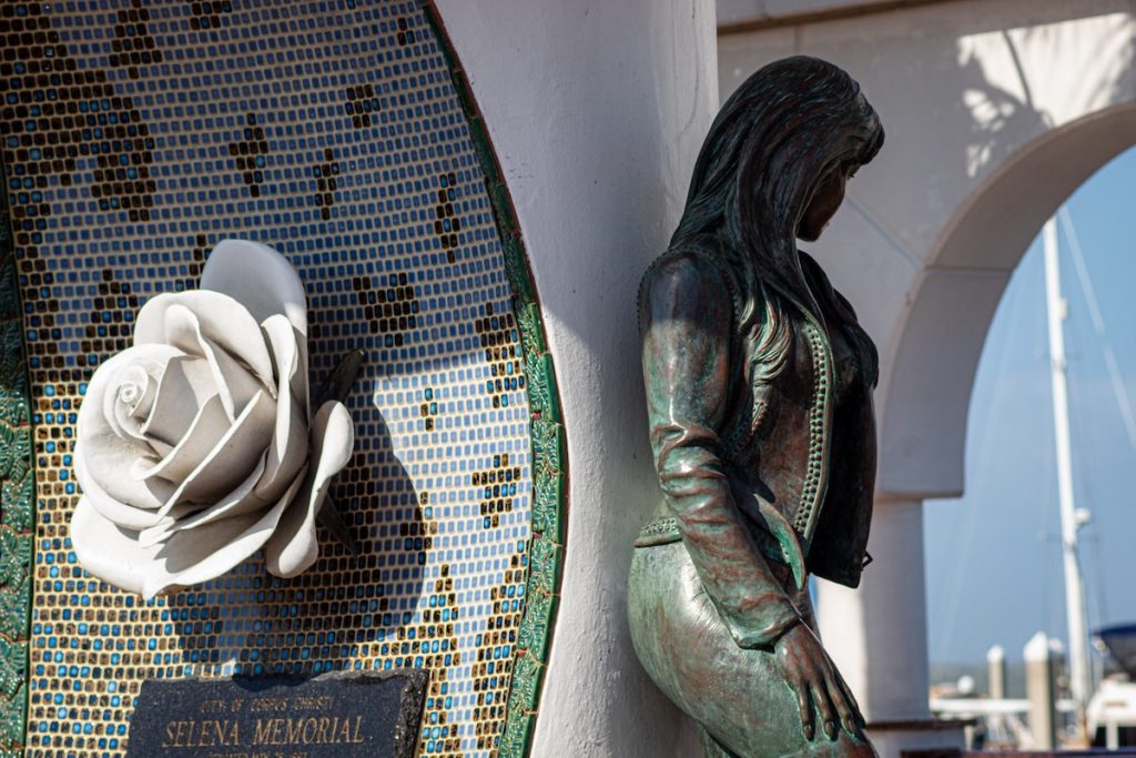 selena quintanilla memorial statue
