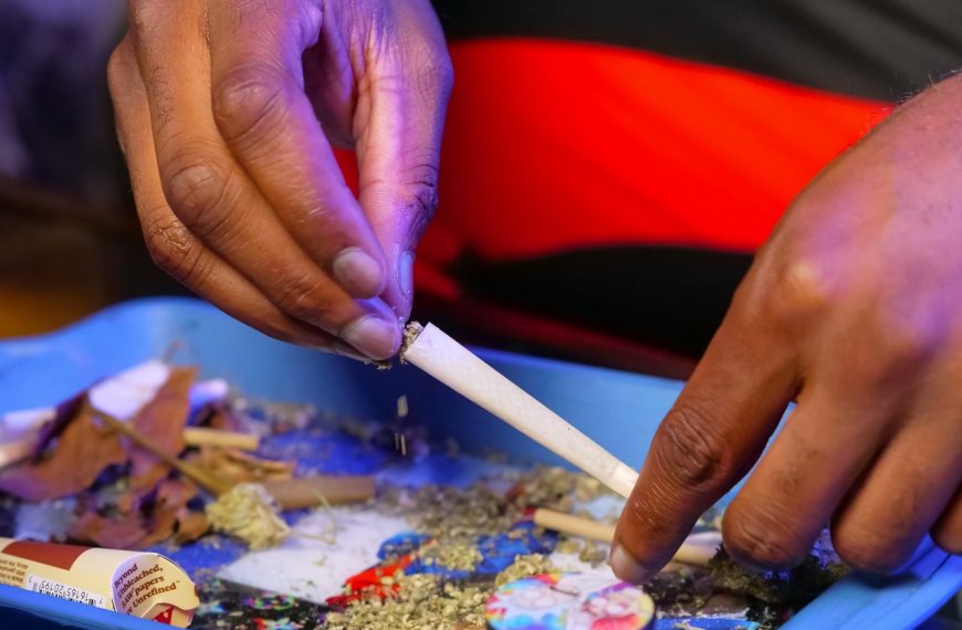 Spice Up Your Smoking Experience By Learning How to Roll a Blunt